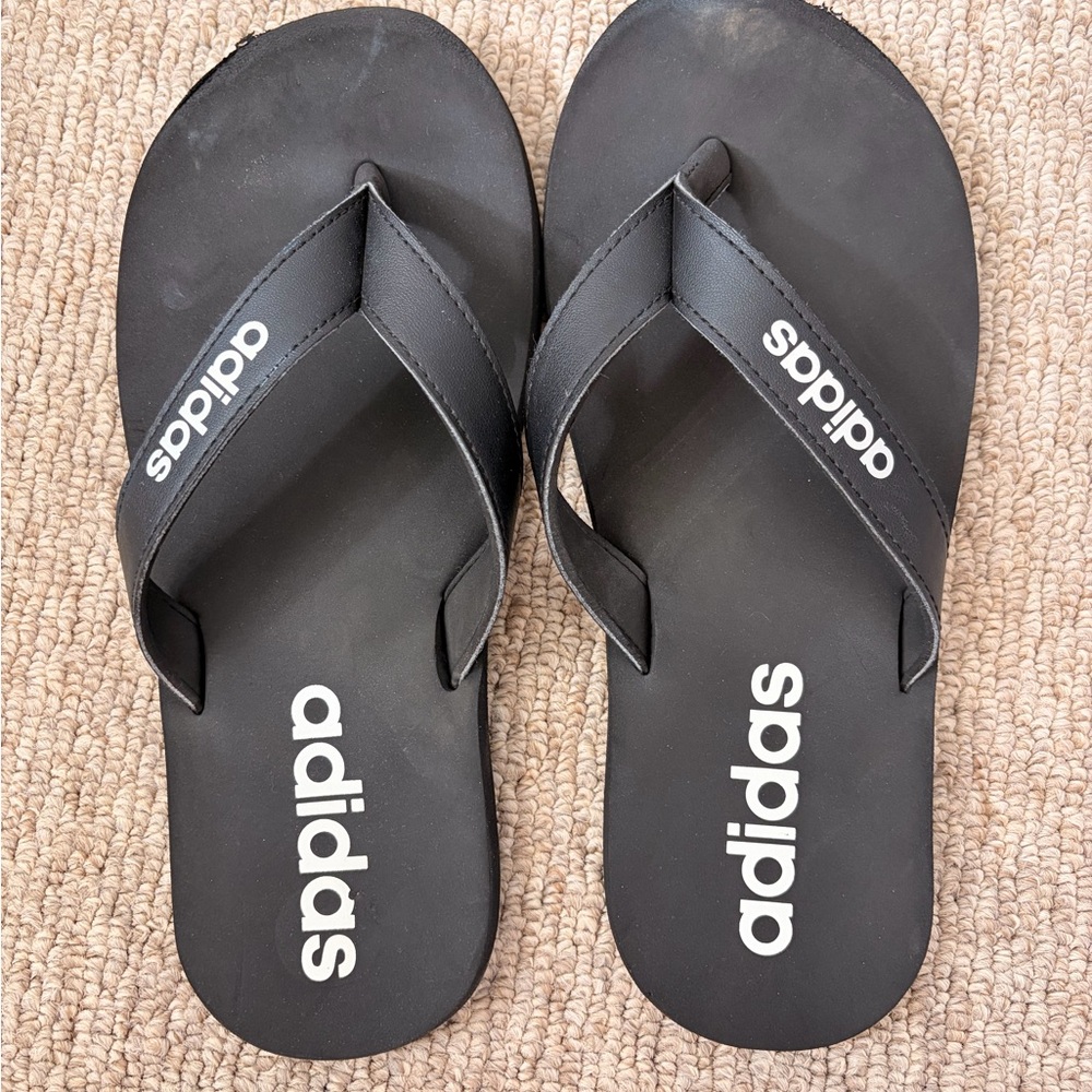 Adidas black women’s Eezay flip flops 🖤✨